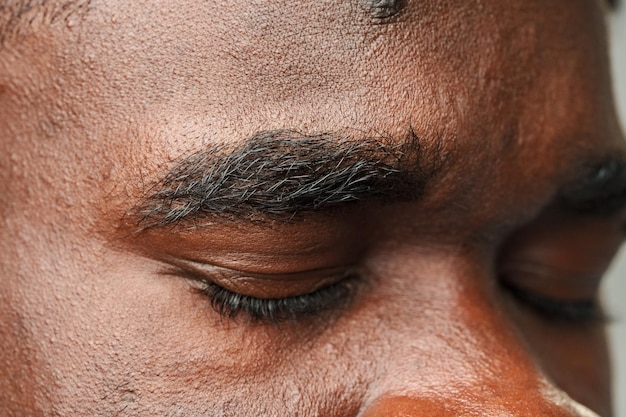 Vue rapprochée du visage d'un homme africain aux yeux bruns