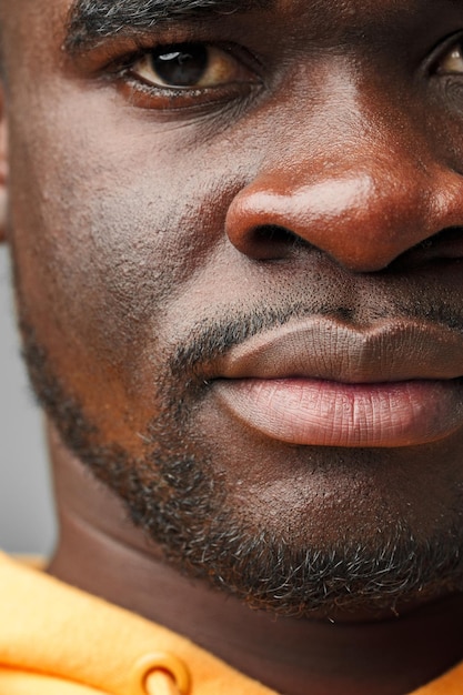 Vue rapprochée du visage d'un homme africain aux yeux bruns