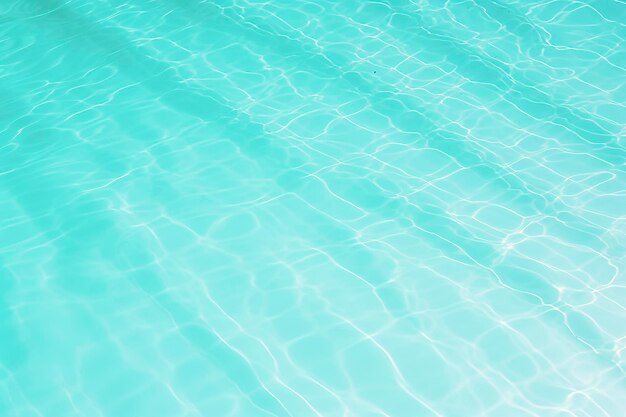 Vue rapprochée de l'eau bleue de la piscine