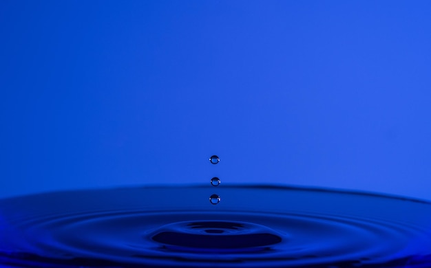 Vue rapprochée de l'eau bleue