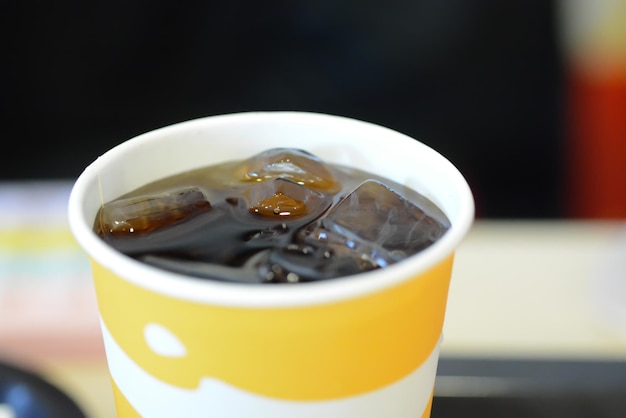 Vue rapprochée de l'eau Coca-Cola dans une tasse en papier