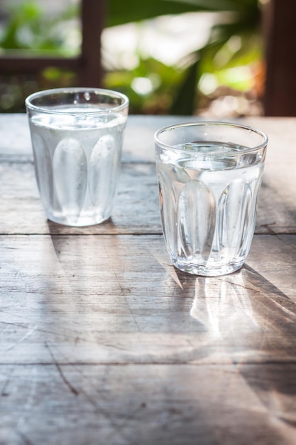 Photo vue rapprochée de l'eau dans un verre sur la table