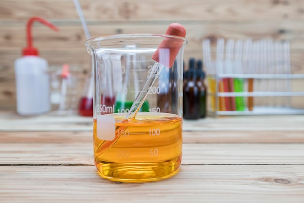 Vue rapprochée de l'eau dans un verre sur la table