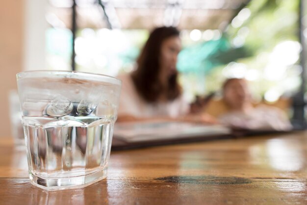 Photo vue rapprochée de l'eau dans un verre sur la table