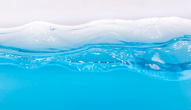 Vue rapprochée de l'eau éclaboussée sur un fond blanc