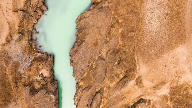 Photo vue rapprochée de l'eau qui coule à travers les roches