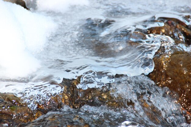 Photo vue rapprochée de l'eau qui éclabousse sur les rochers