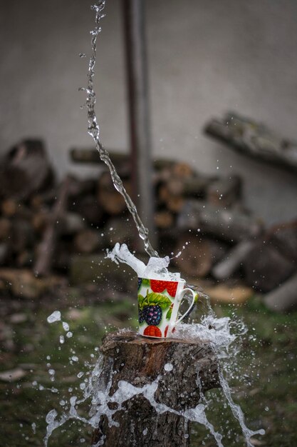 Vue rapprochée de l'eau qui tombe de la fontaine