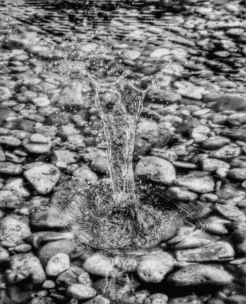 Photo vue rapprochée des éclaboussures sur l'eau