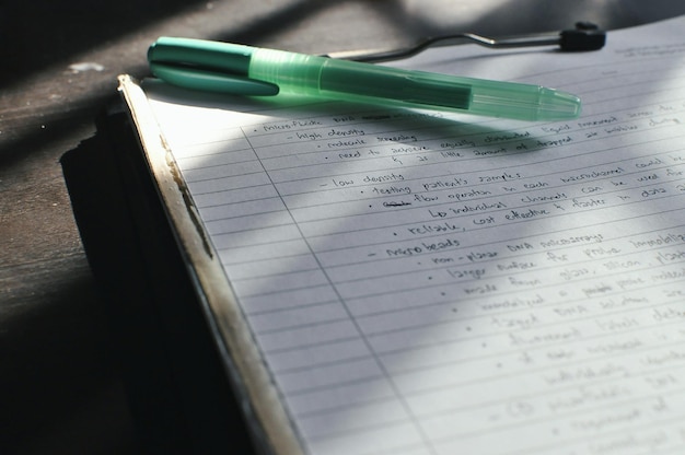 Photo vue rapprochée de l'écriture à la main sur papier