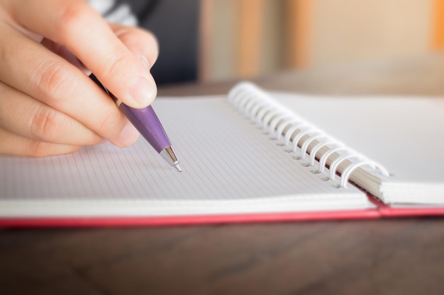 Vue rapprochée de l'écriture manuelle dans un carnet