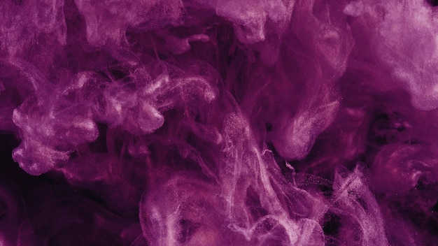 Vue rapprochée de l'encre violette dans l'eau