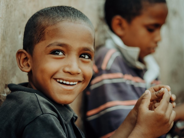 Vue rapprochée d'un enfant souriant