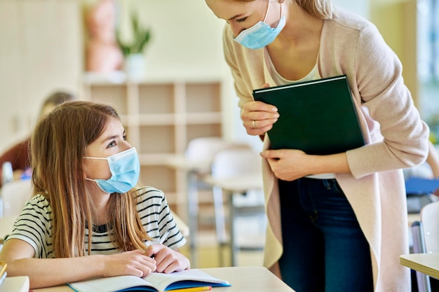 Vue rapprochée d'un enseignant aidant un élève en classe