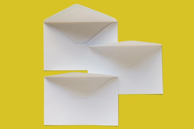 Vue rapprochée des enveloppes sur fond jaune