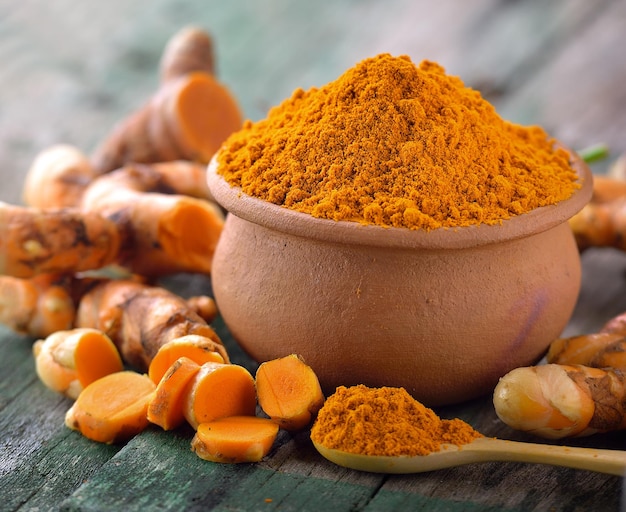 Vue rapprochée de l'épice et du curcuma sur la table