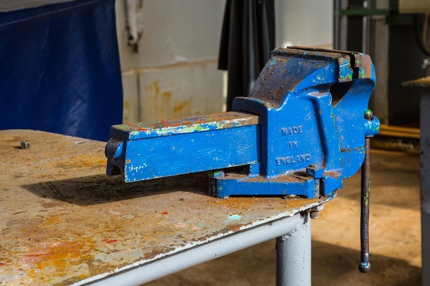 Photo vue rapprochée de l'équipement sur le banc de travail