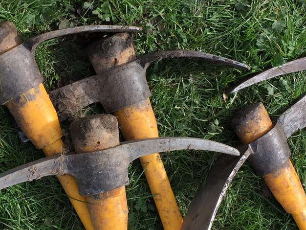 Photo vue rapprochée de l'équipement de jardinage sur le terrain