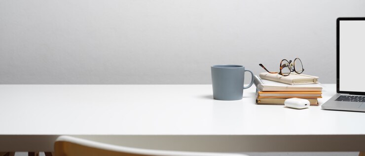 Photo vue rapprochée de l'espace de travail avec des livres et un ordinateur portable