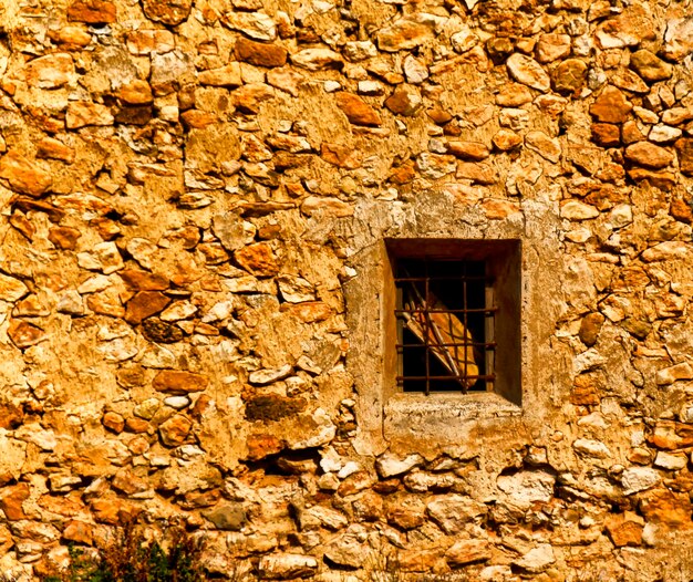 Photo vue rapprochée en espagne d'une structure en pierre délabrée avec fenêtre