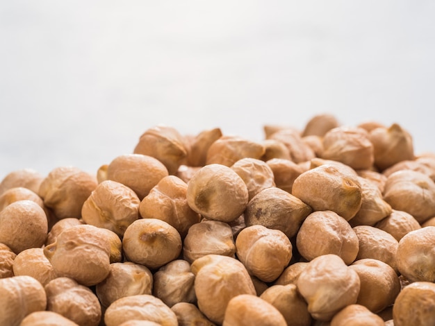 Vue rapprochée extrême de pois chiches crus sur fond de béton gris