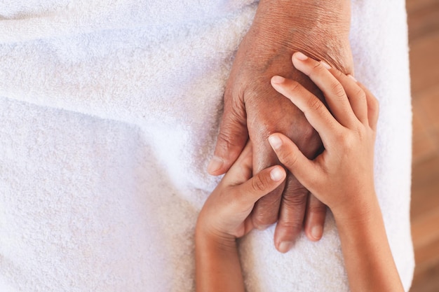 Vue rapprochée d'une famille se tenant par la main
