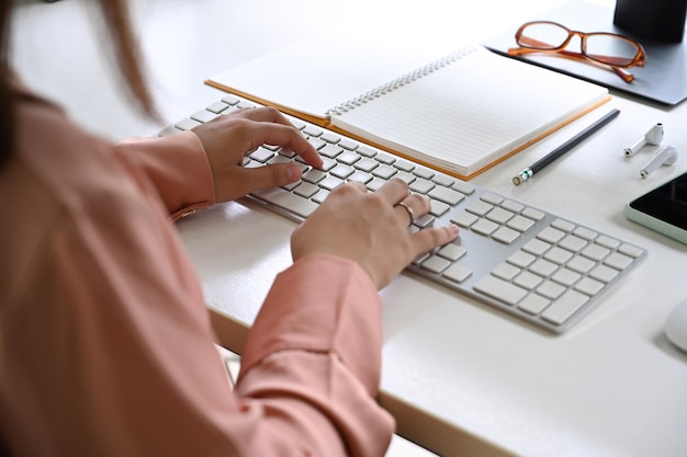 Vue rapprochée femme d'affaires tapant sur le clavier