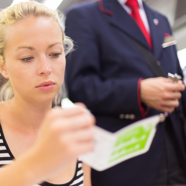 Photo vue rapprochée d'une femme assise dans le train