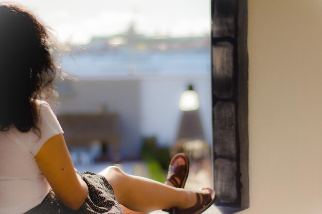 Photo vue rapprochée d'une femme assise sur la main