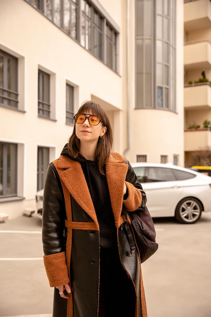 Vue rapprochée d'une femme caucasienne marchant dans la rue en détournant les yeux