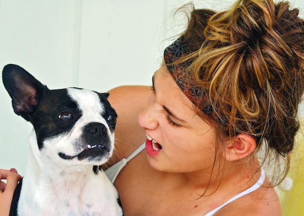 Photo vue rapprochée d'une femme avec un chien