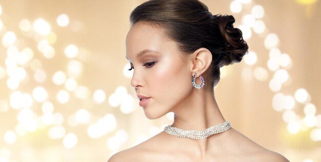 Photo vue rapprochée d'une femme avec un collier et une boucle d'oreille