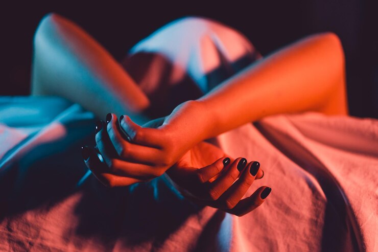 Photo vue rapprochée d'une femme dans le noir