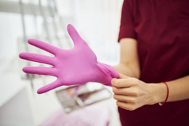 Vue rapprochée d'une femme dentiste en uniforme portant des gants au bureau de stomatologie