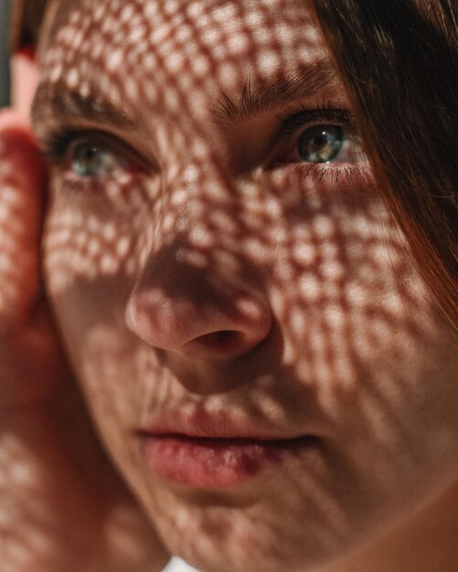 Vue rapprochée d'une femme détournant le regard