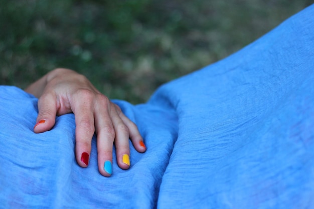 Photo vue rapprochée d'une femme avec du vernis à ongles multicolore