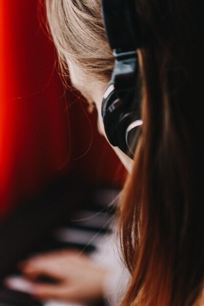 Vue rapprochée d'une femme écoutant de la musique