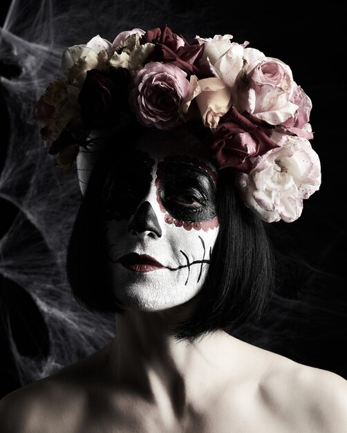 Photo vue rapprochée d'une femme avec une fleur rouge