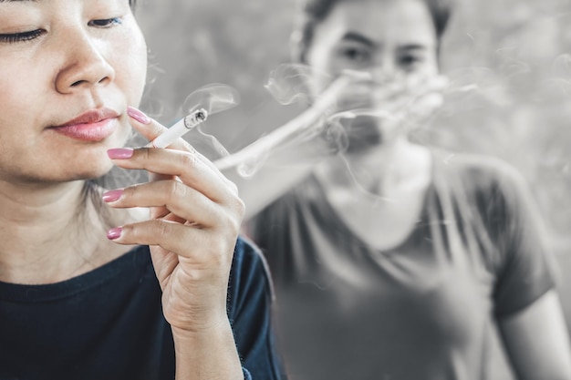 Photo vue rapprochée d'une femme fumant une cigarette