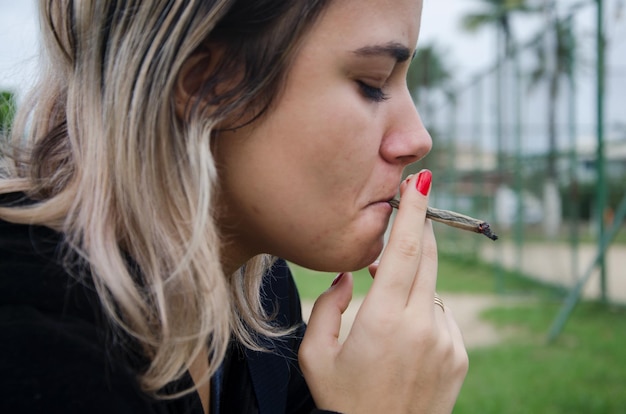 Photo vue rapprochée d'une femme fumant de la marijuana