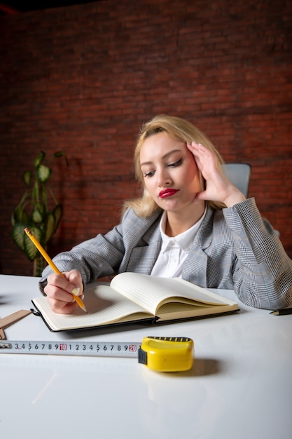 Vue Rapprochée Femme Ingénieur Assis Derrière Son Lieu De Travail