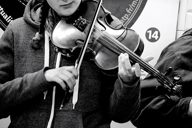 Photo vue rapprochée d'une femme jouant du violon