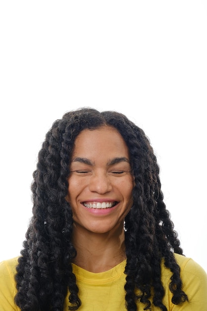 Vue rapprochée d'une femme latine heureuse souriante sur un fond isolé.