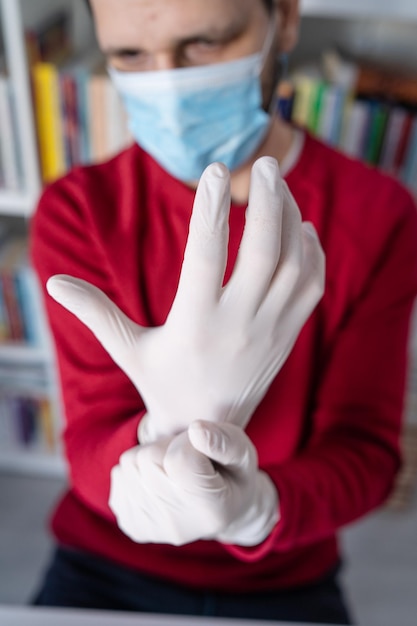 Vue rapprochée d'une femme avec des mains