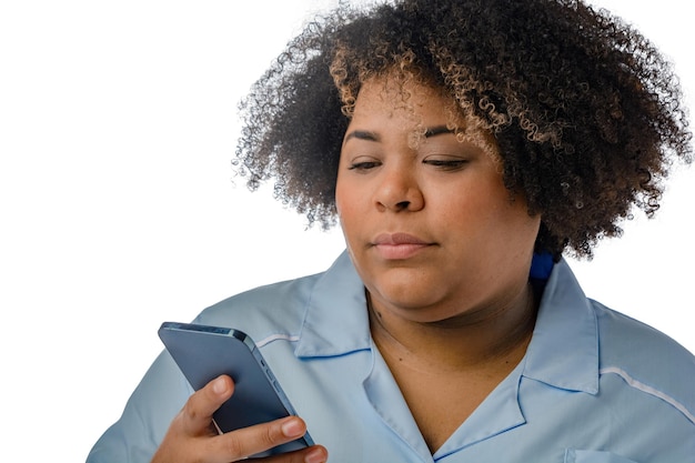 Vue rapprochée d'une femme médicale afro-latine d'origine vénézuélienne lisant à l'aide de son téléphone sur un fond blanc