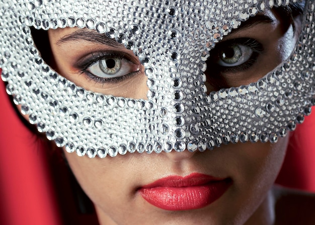 Vue rapprochée d'une femme mystérieuse avec masque de carnaval