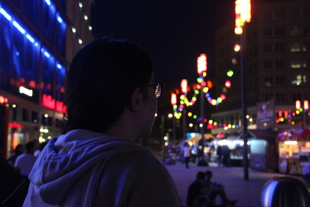 Vue rapprochée d'une femme la nuit