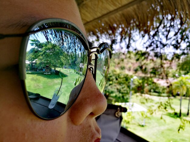 Photo vue rapprochée d'une femme portant des lunettes de soleil