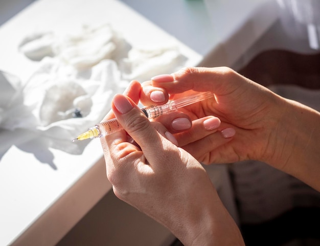 Vue rapprochée de la femme préparant le médicament à injecter Soins de santé