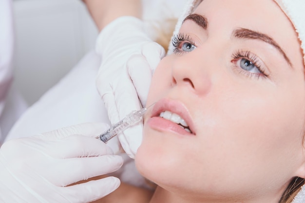 Vue rapprochée d'une femme recevant une injection de botox